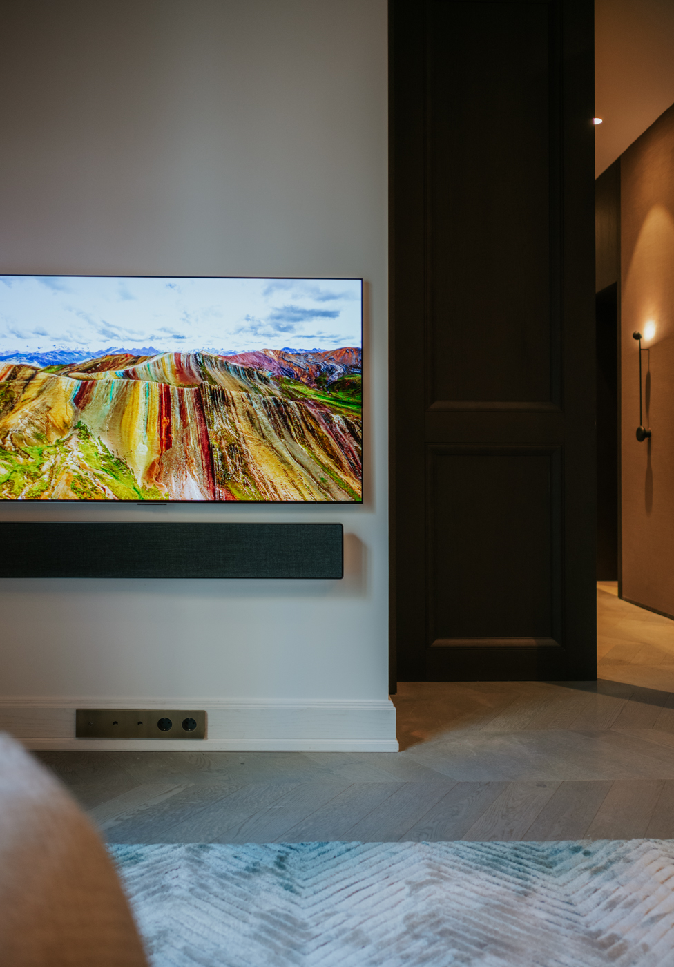 Bang & Olufsen BeoSound Stage Soundbar mit LG Evo G2 OLED TV