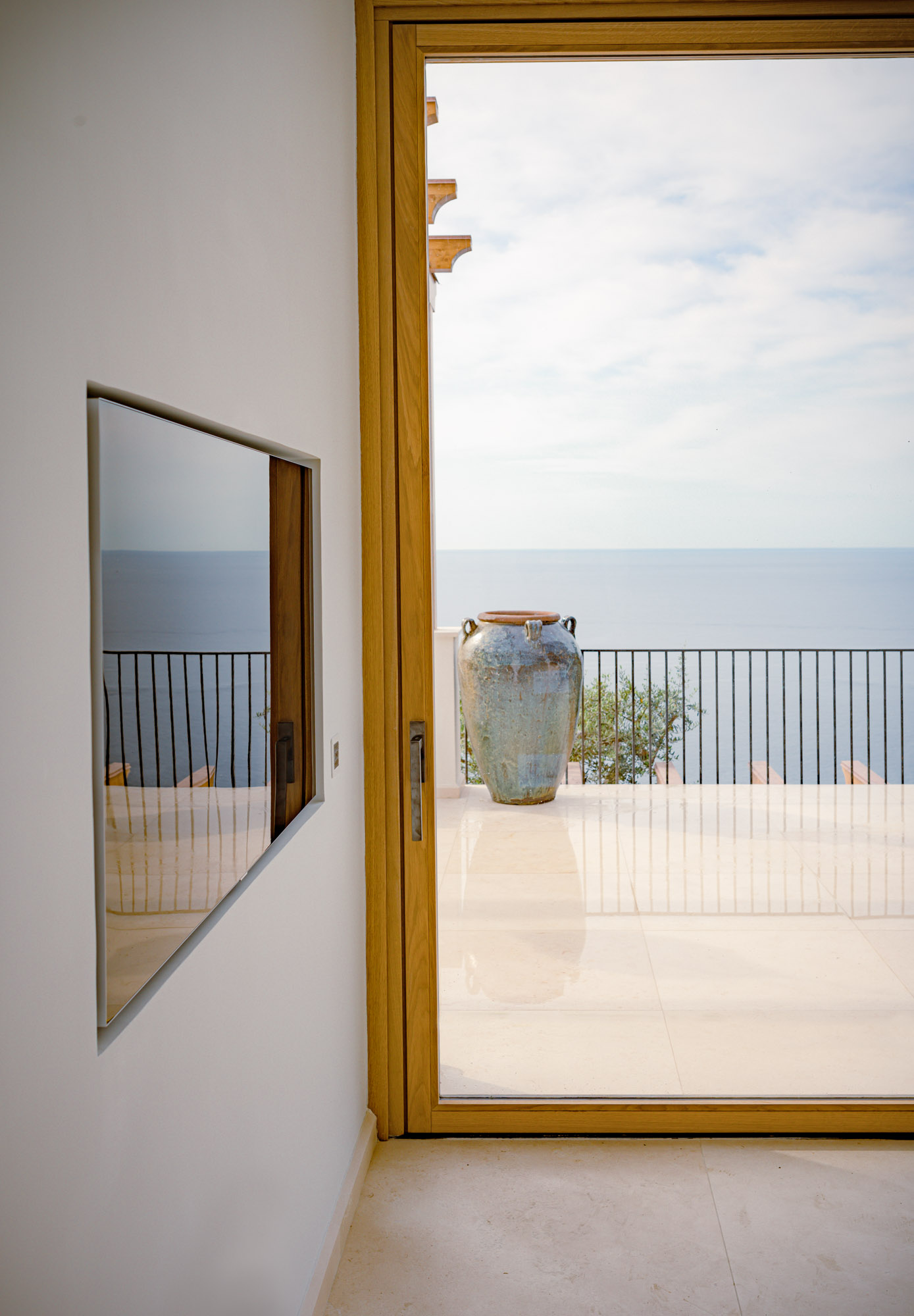 LG Evo G3 55 Zoll Vogels Wandhalterung Capri Italien Beschallung Konzept Muenchen
