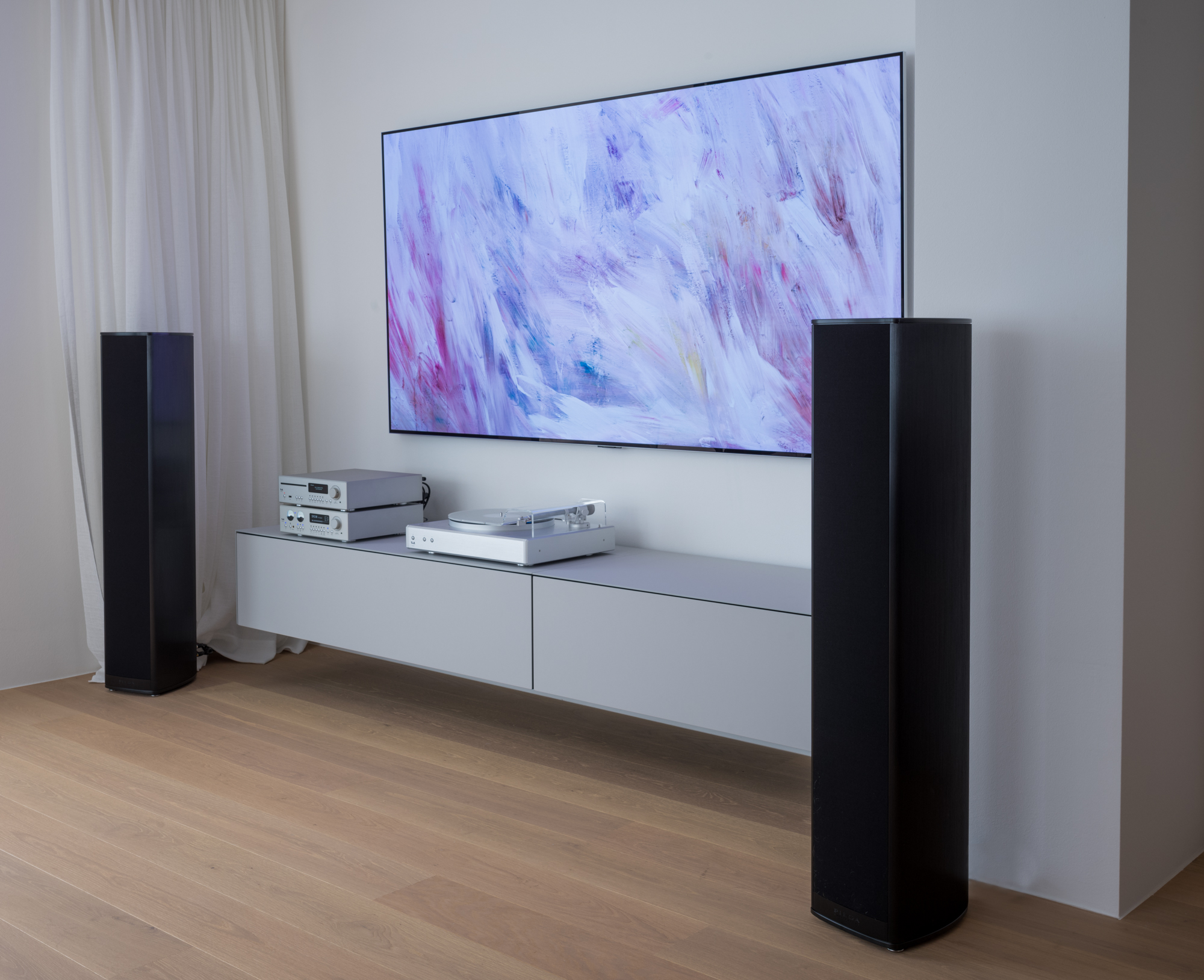 PIEGA Coax 611 an T+A Serie 200 mit LG OLED G3 77 Zoll und SPECTRAL Ameno Möbel