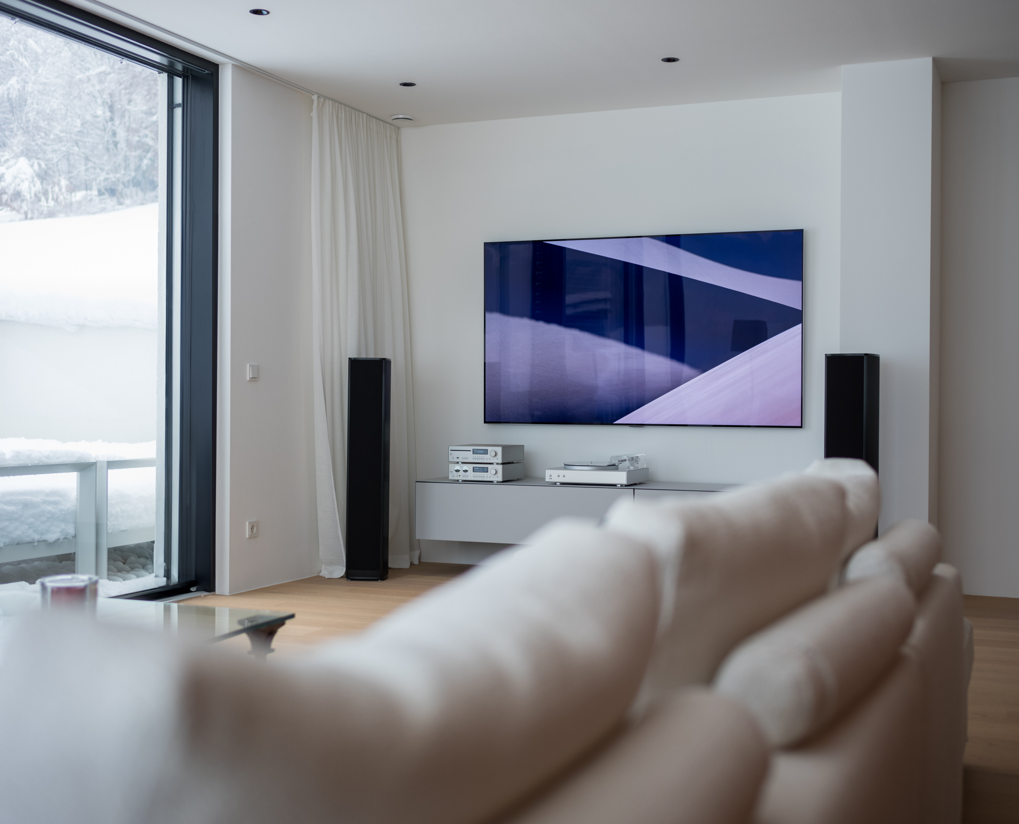 PIEGA Coax 611 an T+A Serie 200 mit LG OLED G3 77 Zoll und SPECTRAL Ameno Möbel