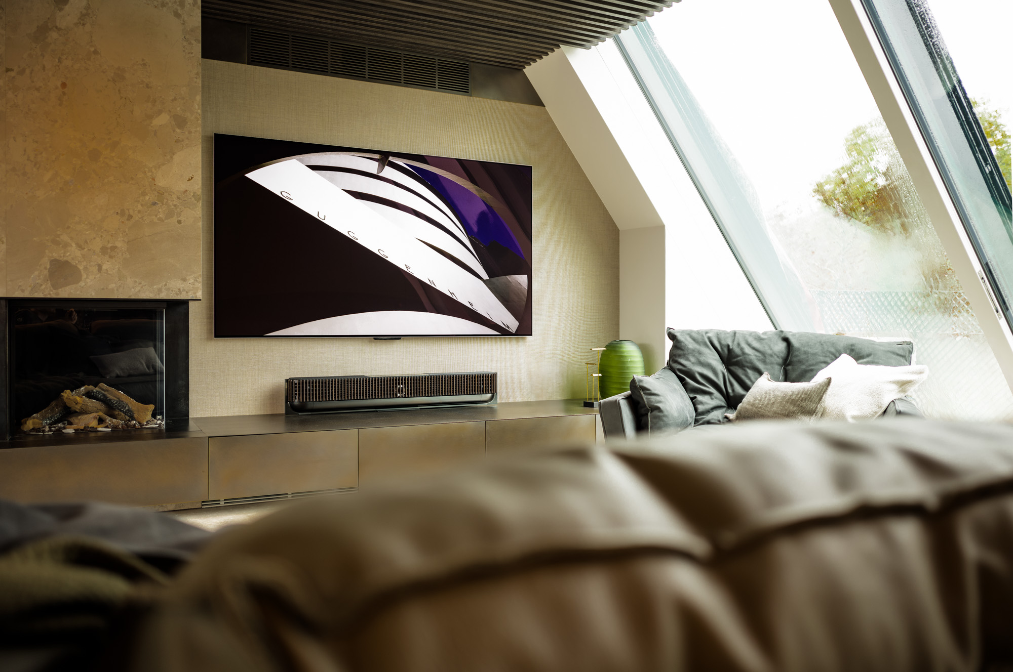 Bang & Olufsen BeoSound Theatre Soundbar München LG Evo M4 83 Zoll