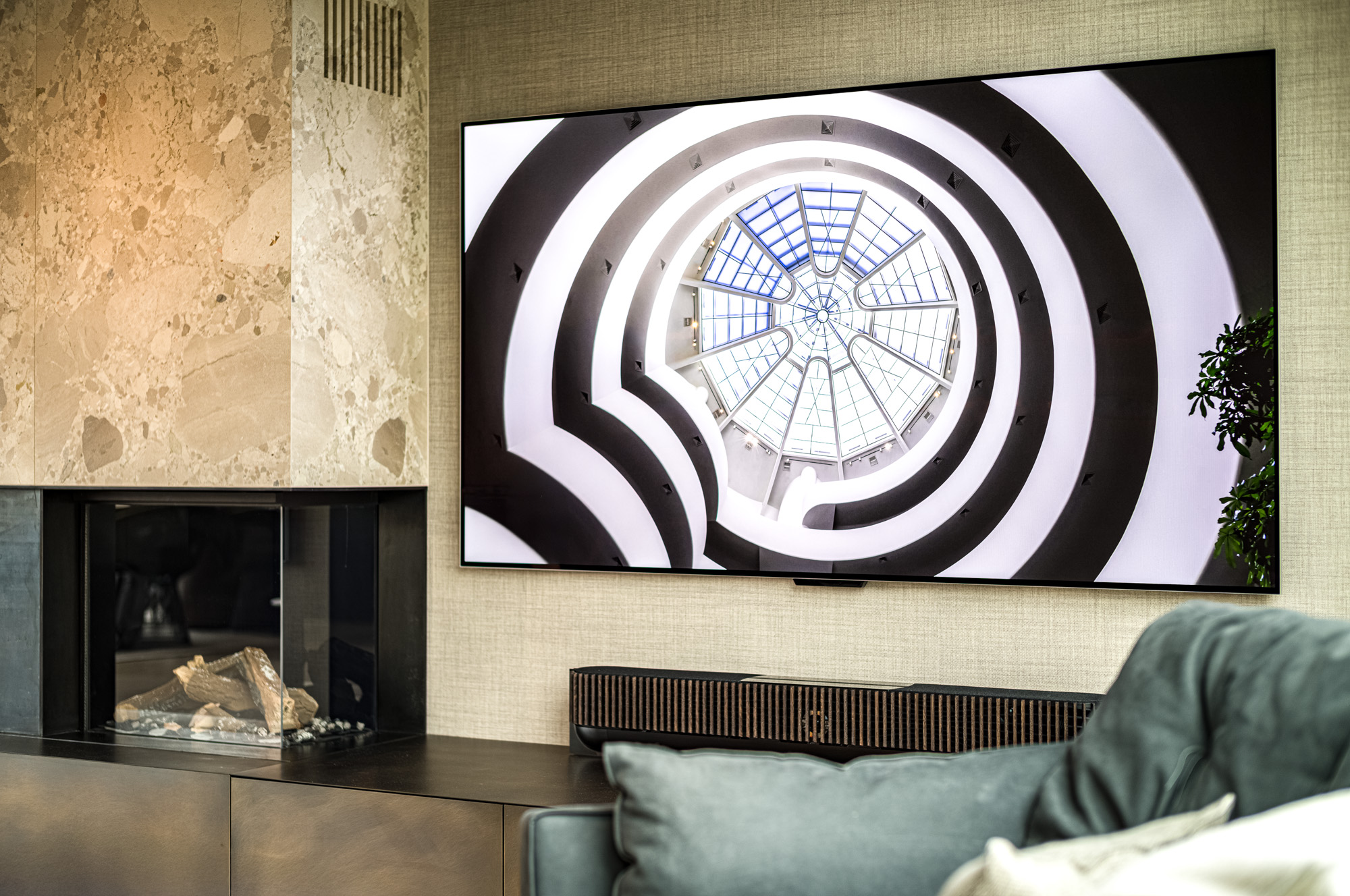 Bang & Olufsen BeoSound Theatre Soundbar - LG Evo M4 83 Zoll