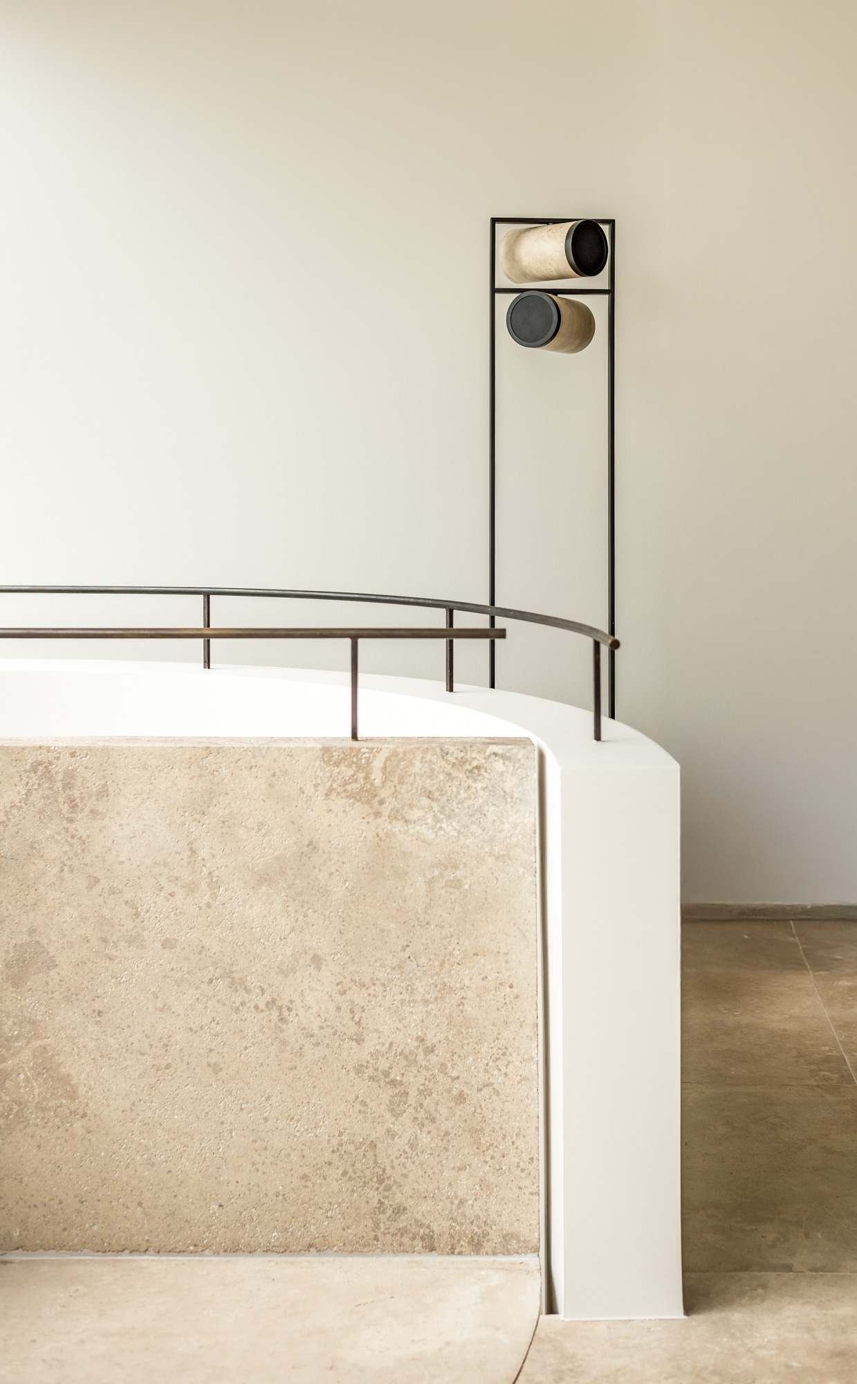 archittetura sonora icarus stand alone travertin Lautsprecher