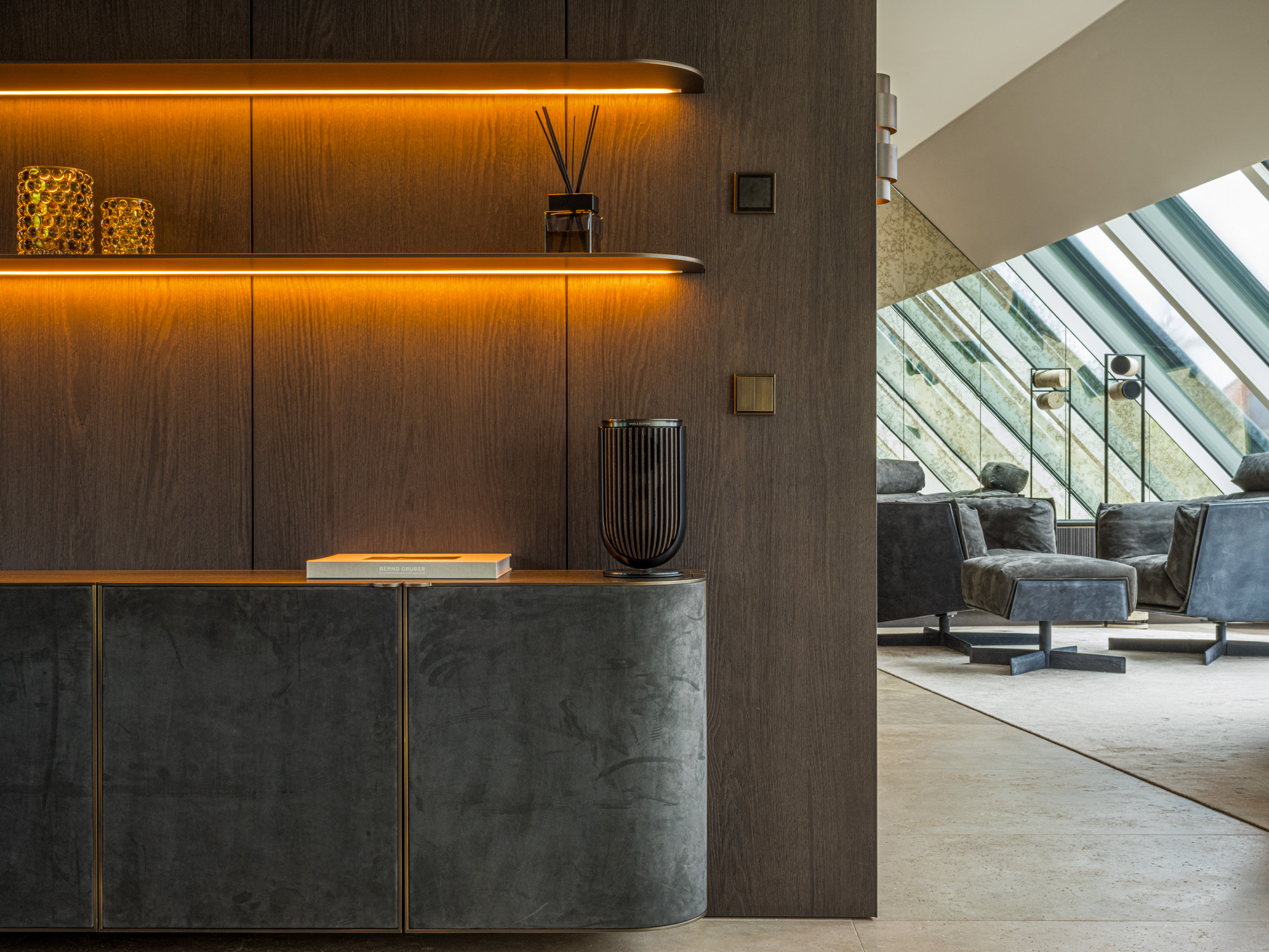 Bang & Olufsen BeoLab 8 Lautsprecher - archittetura sonora icarus stand alone