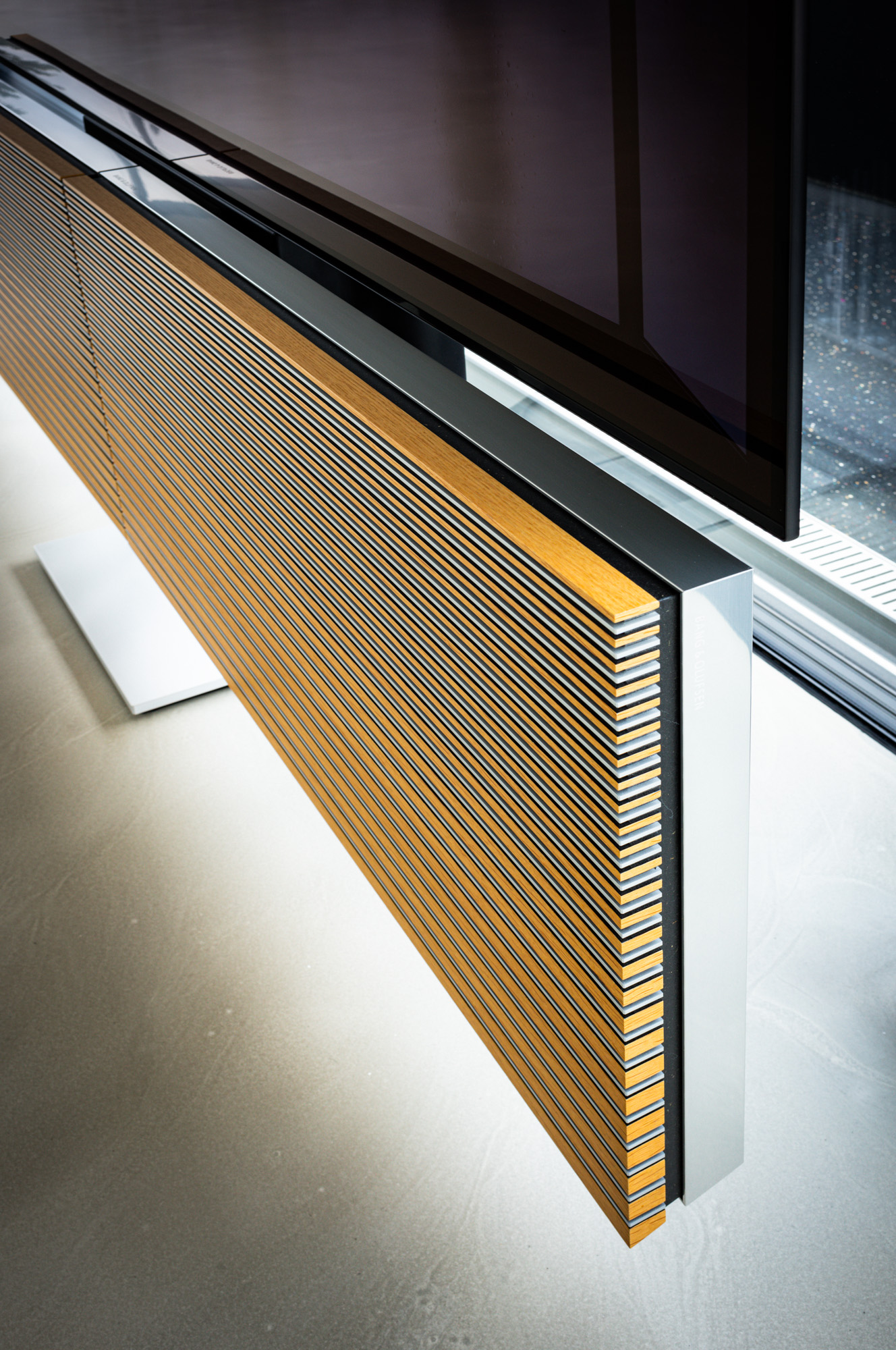 Bang & Olufsen BeoVision Harmony 77 Zoll OLED 4K TV